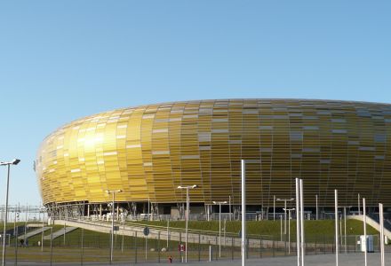 nowoczesna fasada gdańskiego stadiony piłkarskiego na niewielkim wzniesieniu