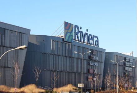 logo i elewacja centrum handlowego Riviera z konstrukcją pod montaż reklam
